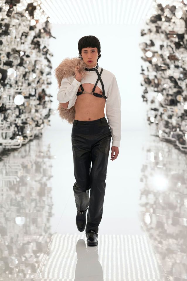 Cet accessoire d’équitation devient une pièce de mode tendance Bombe d equitation Gucci crop top et harnais - Cet accessoire d’équitation devient une pièce de mode tendance