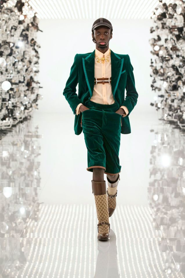 Cet accessoire d’équitation devient une pièce de mode tendance Bombe d equitation Gucci ensemble vert - Cet accessoire d’équitation devient une pièce de mode tendance