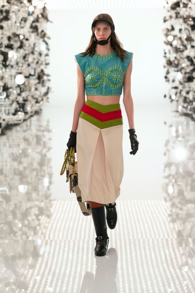 Cet accessoire d’équitation devient une pièce de mode tendance Bombe d equitation Gucci haut en cuir turquoise - Cet accessoire d’équitation devient une pièce de mode tendance