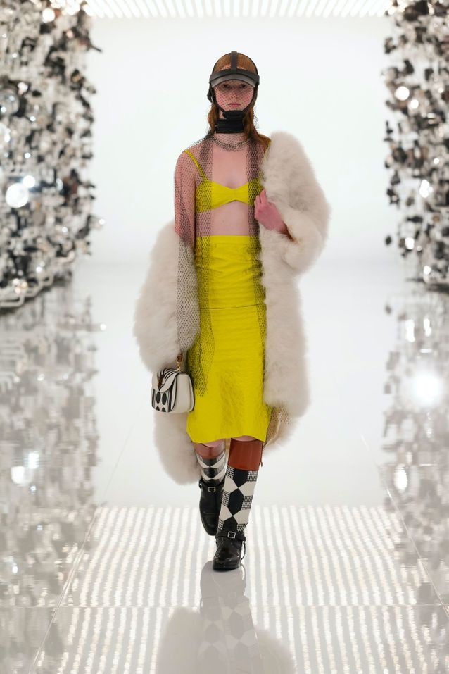 Cet accessoire d’équitation devient une pièce de mode tendance Bombe d equitation Gucci jupe et bralette jaune - Cet accessoire d’équitation devient une pièce de mode tendance