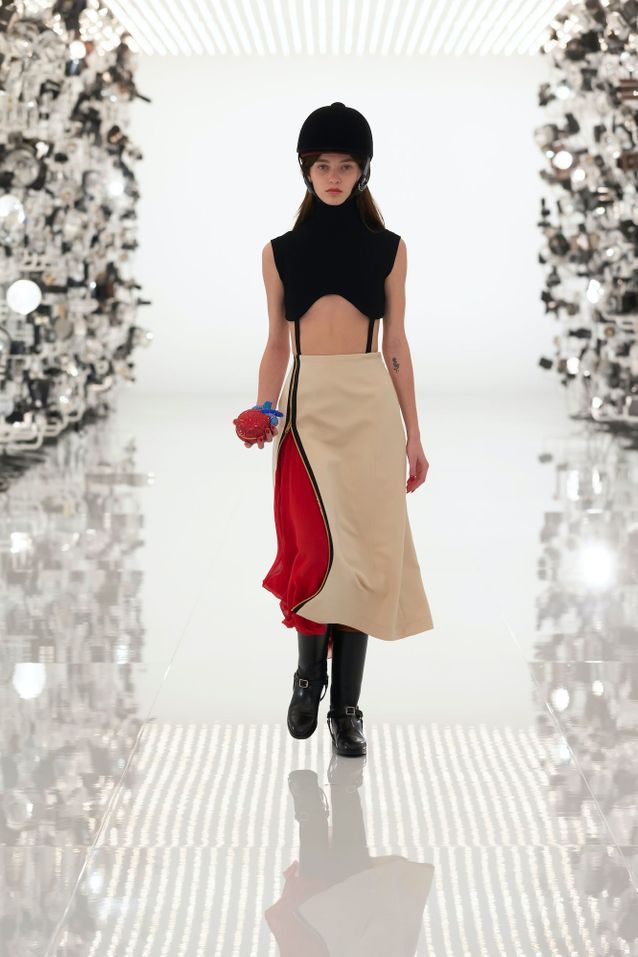 Cet accessoire d’équitation devient une pièce de mode tendance Bombe d equitation Gucci jupe midi beige - Cet accessoire d’équitation devient une pièce de mode tendance
