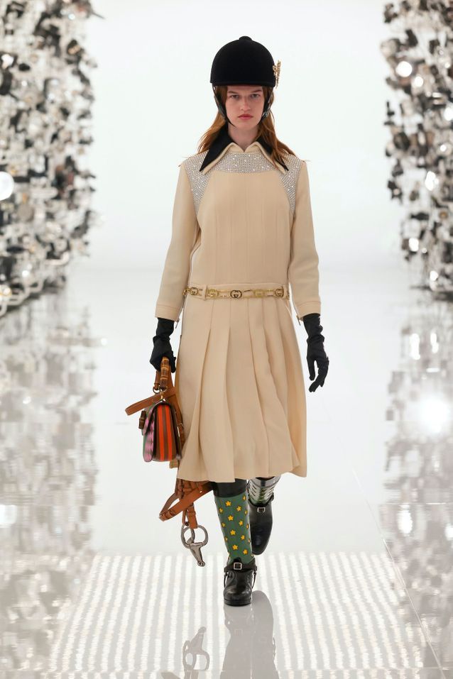 Cet accessoire d’équitation devient une pièce de mode tendance Bombe d equitation Gucci jupe plissee beige - Cet accessoire d’équitation devient une pièce de mode tendance