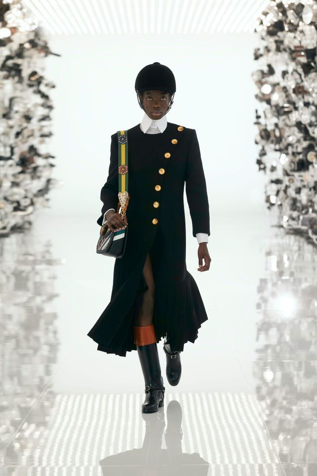 Cet accessoire d’équitation devient une pièce de mode tendance Bombe d equitation Gucci manteau a boutonnage diagonal - Cet accessoire d’équitation devient une pièce de mode tendance