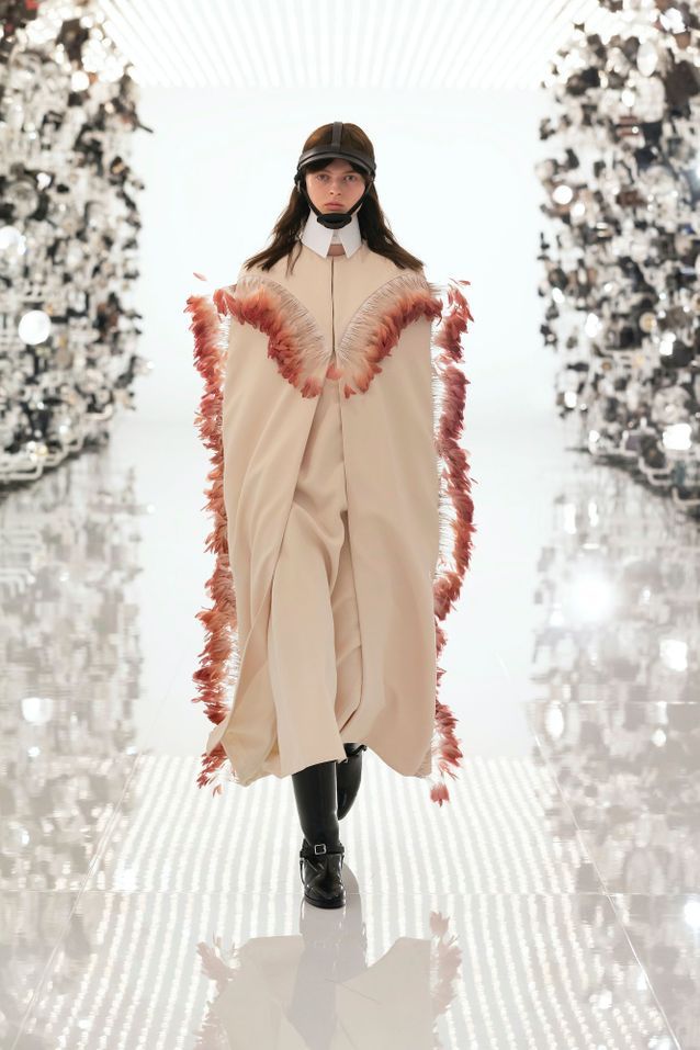 Cet accessoire d’équitation devient une pièce de mode tendance Bombe d equitation Gucci manteau a plumage - Cet accessoire d’équitation devient une pièce de mode tendance