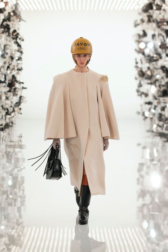 Cet accessoire d’équitation devient une pièce de mode tendance Bombe d equitation Gucci manteau beige - Cet accessoire d’équitation devient une pièce de mode tendance