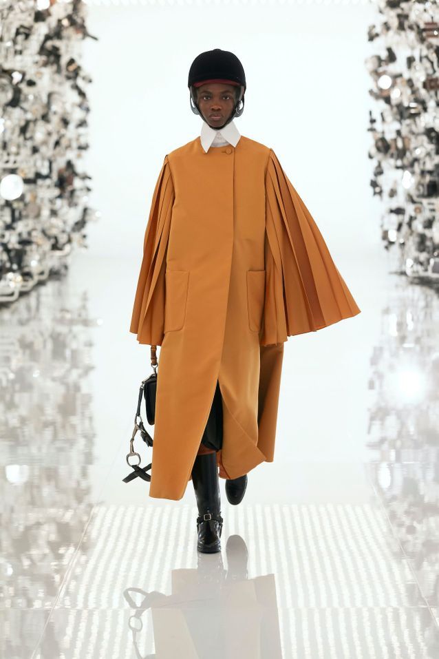 Cet accessoire d’équitation devient une pièce de mode tendance Bombe d equitation Gucci manteau curry - Cet accessoire d’équitation devient une pièce de mode tendance