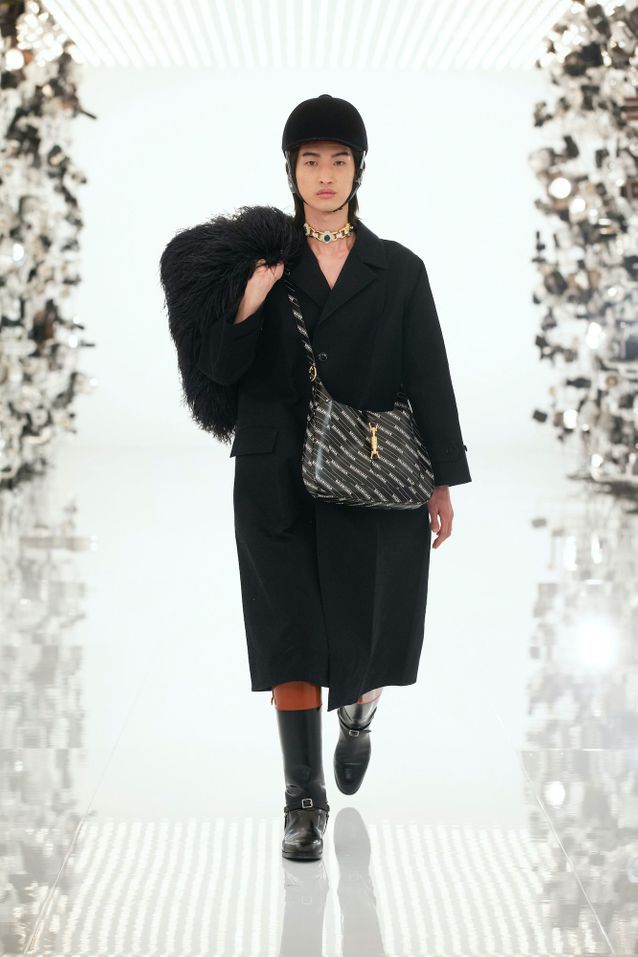 Cet accessoire d’équitation devient une pièce de mode tendance Bombe d equitation Gucci manteau et bottes noires - Cet accessoire d’équitation devient une pièce de mode tendance