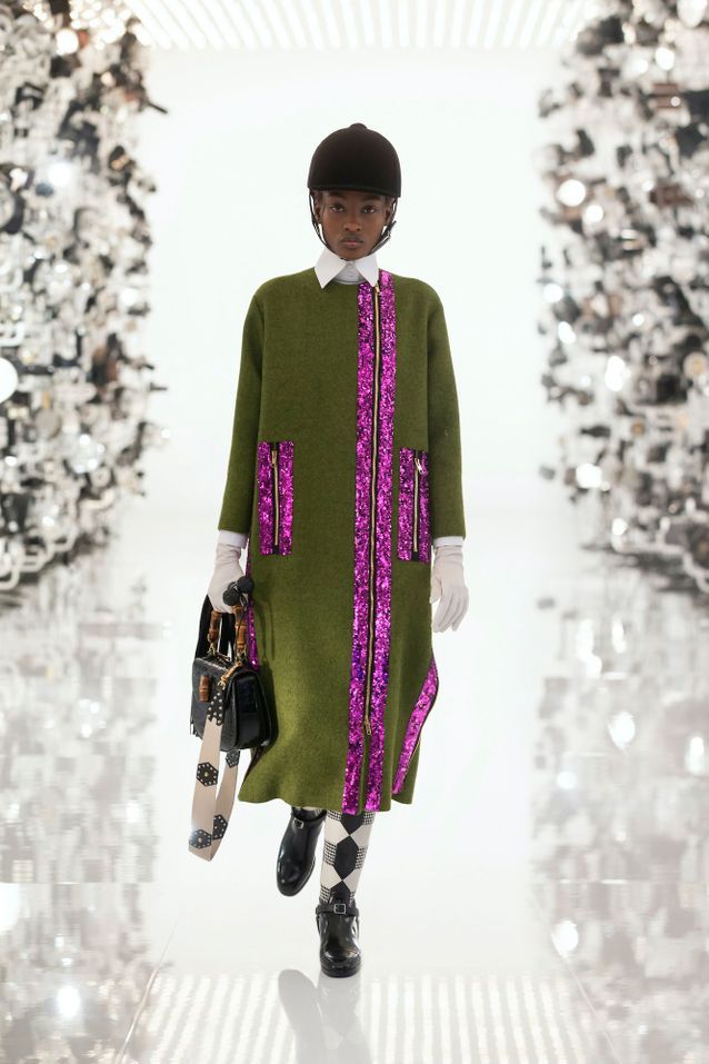 Cet accessoire d’équitation devient une pièce de mode tendance Bombe d equitation Gucci manteau kaki et rose - Cet accessoire d’équitation devient une pièce de mode tendance