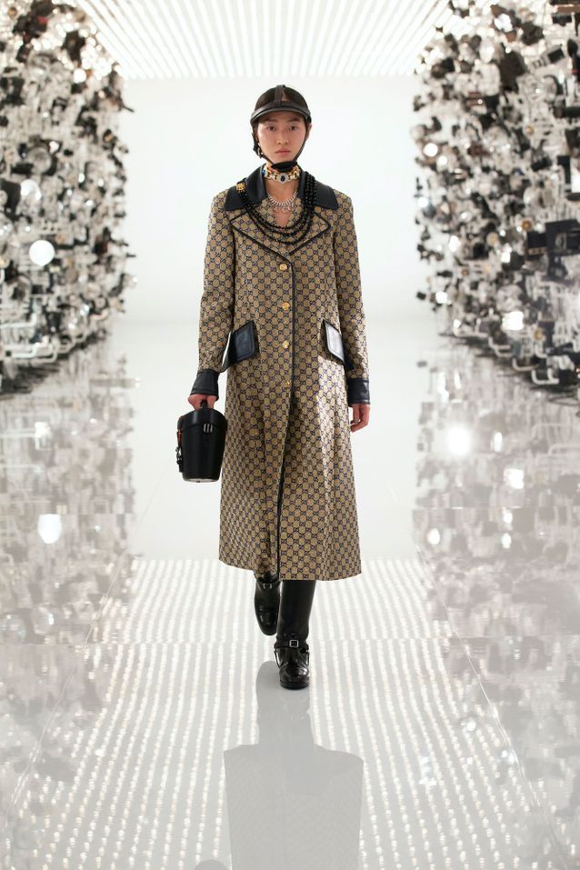 Cet accessoire d’équitation devient une pièce de mode tendance Bombe d equitation Gucci manteau monogramme - Cet accessoire d’équitation devient une pièce de mode tendance
