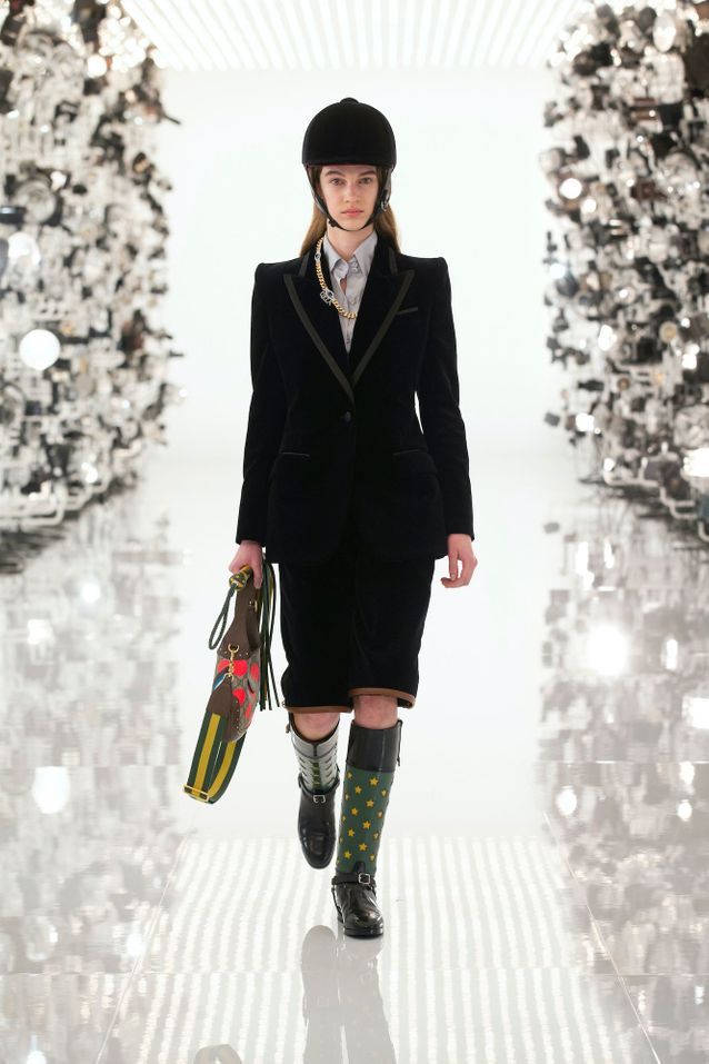 Cet accessoire d’équitation devient une pièce de mode tendance Bombe d equitation Gucci manteau noir droit - Cet accessoire d’équitation devient une pièce de mode tendance
