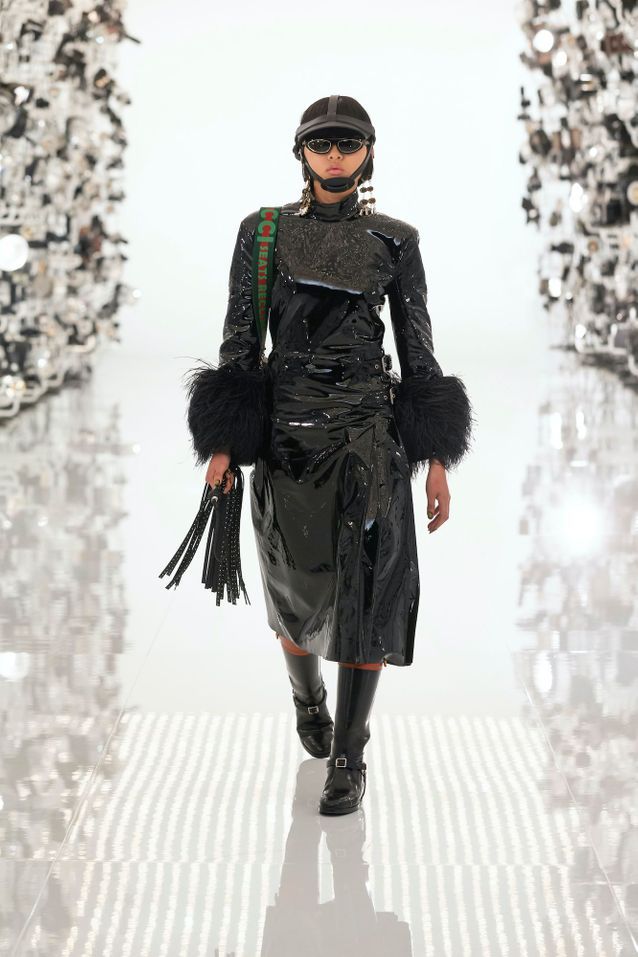 Cet accessoire d’équitation devient une pièce de mode tendance Bombe d equitation Gucci manteau vinyle - Cet accessoire d’équitation devient une pièce de mode tendance