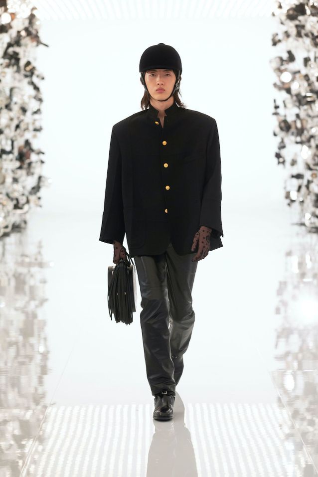 Cet accessoire d’équitation devient une pièce de mode tendance Bombe d equitation Gucci pantalon en cuir - Cet accessoire d’équitation devient une pièce de mode tendance
