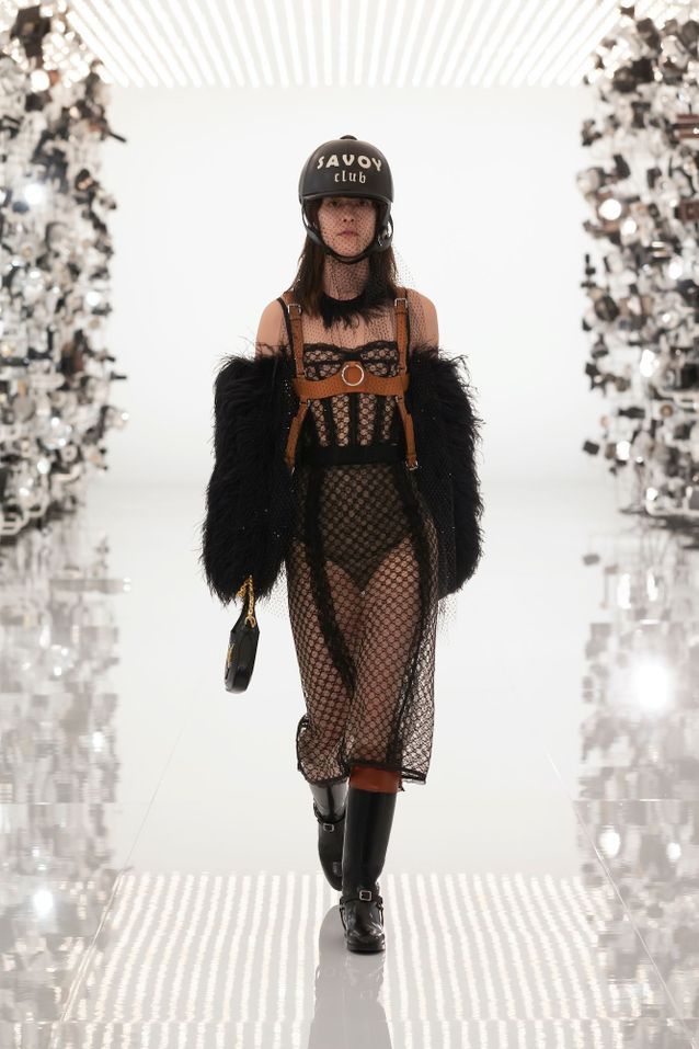 Cet accessoire d’équitation devient une pièce de mode tendance Bombe d equitation Gucci robe en mousseline - Cet accessoire d’équitation devient une pièce de mode tendance