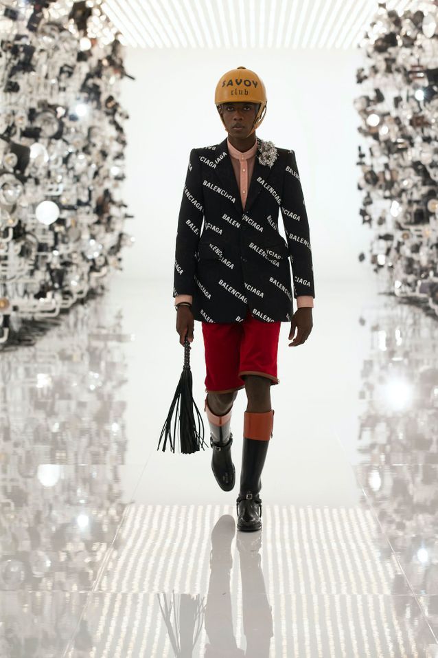 Cet accessoire d’équitation devient une pièce de mode tendance Bombe d equitation Gucci tailleur Balenciaga par Gucci - Cet accessoire d’équitation devient une pièce de mode tendance