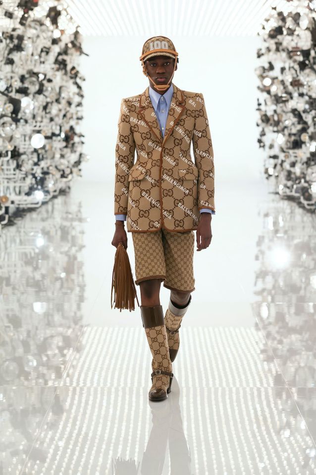 Cet accessoire d’équitation devient une pièce de mode tendance Bombe d equitation Gucci tailleur bermuda monogramme - Cet accessoire d’équitation devient une pièce de mode tendance