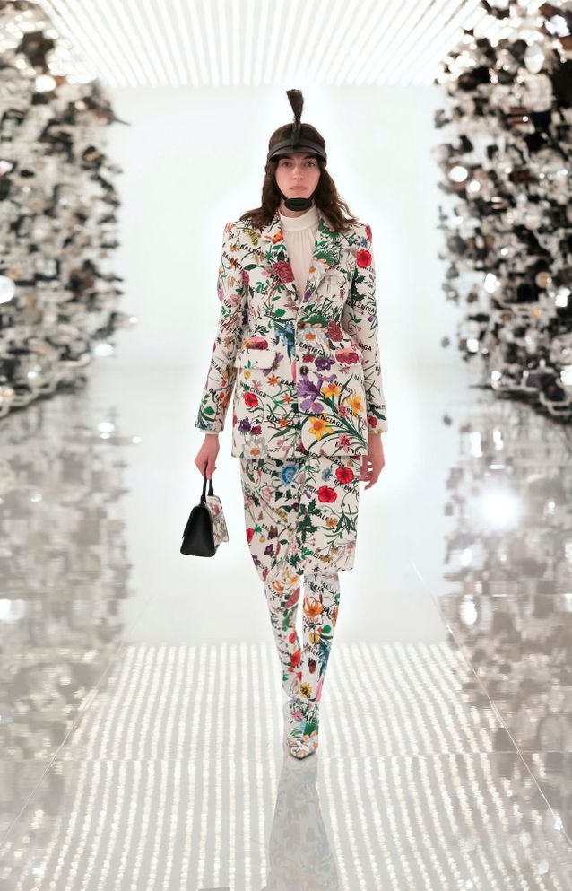Cet accessoire d’équitation devient une pièce de mode tendance Bombe d equitation Gucci tailleur floral - Cet accessoire d’équitation devient une pièce de mode tendance