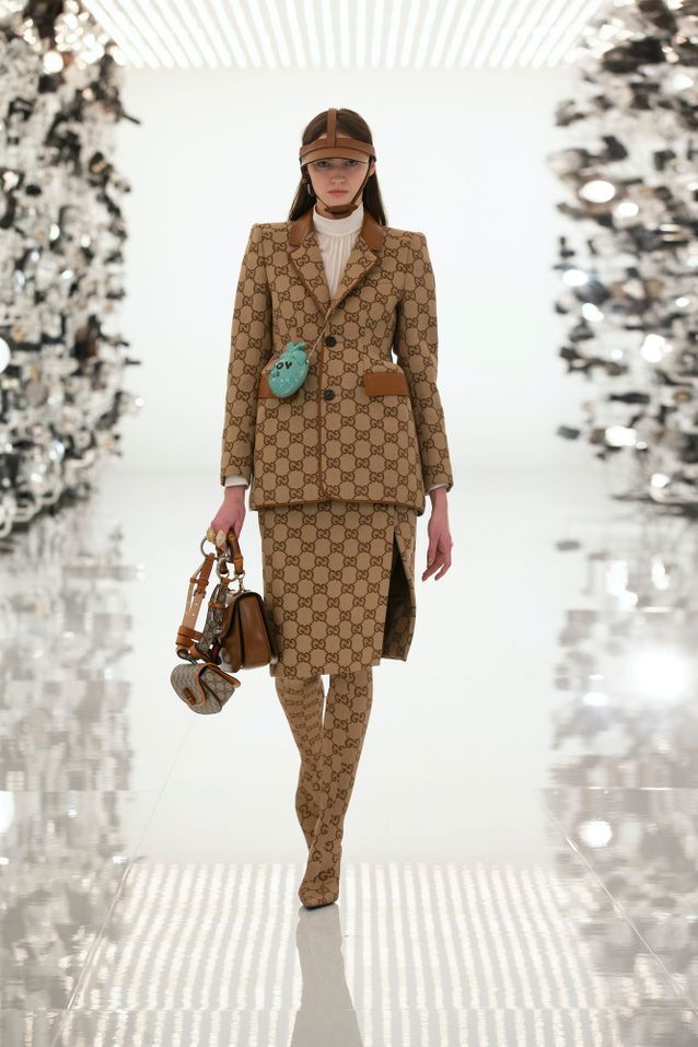 Cet accessoire d’équitation devient une pièce de mode tendance Bombe d equitation Gucci tailleur monogramme - Cet accessoire d’équitation devient une pièce de mode tendance