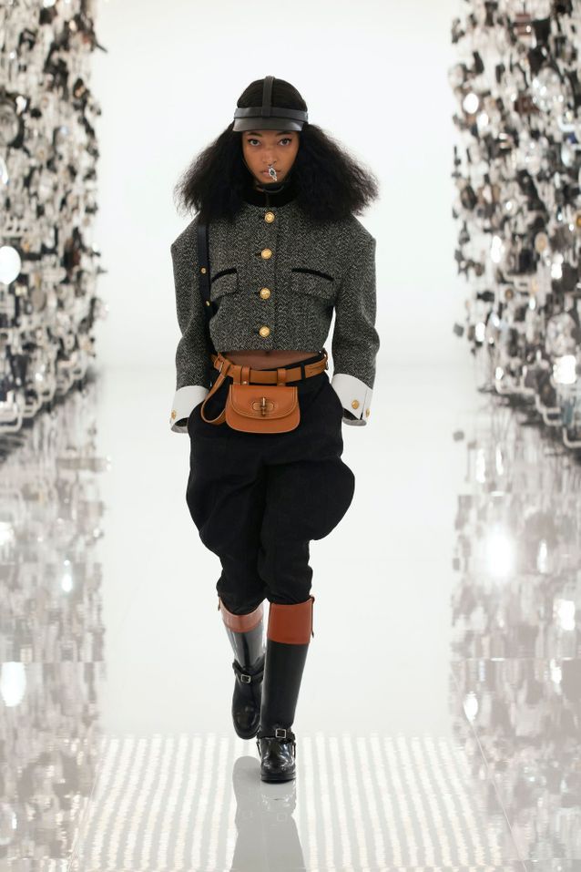 Cet accessoire d’équitation devient une pièce de mode tendance Bombe d equitation Gucci veste a boutonnage dore - Cet accessoire d’équitation devient une pièce de mode tendance