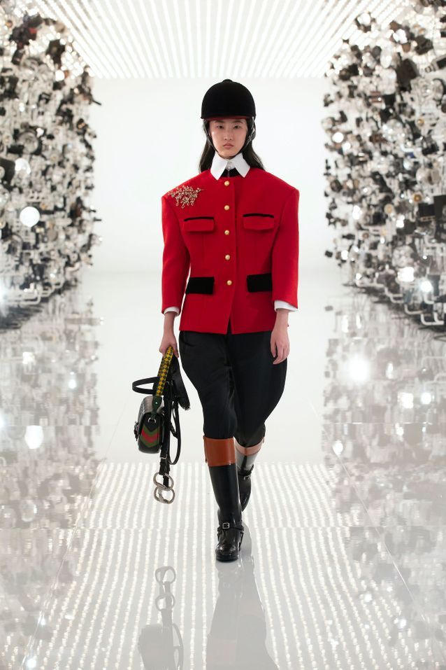 Cet accessoire d’équitation devient une pièce de mode tendance Bombe d equitation Gucci veste de tailleur rouge - Cet accessoire d’équitation devient une pièce de mode tendance