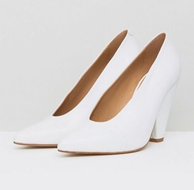 chaussure blanche ouverte