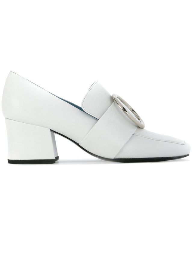 chaussures blanche porte