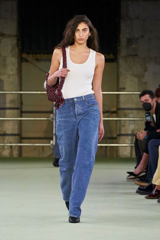 Avec un jean oversize chez Bottega Veneta automne-hiver 2022/2023