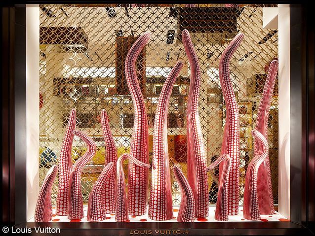 Les vitrines dédiées - Les codes de Marc Jacobs chez Louis Vuitton - Elle