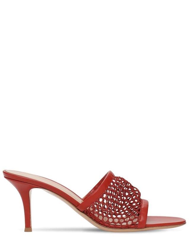 Tendance mode printemps : des sacs aux vêtements, le filet s’impose Mules filet Gianvito Rossi sur Luisaviaroma - Tendance mode printemps : des sacs aux vêtements, le filet s’impose