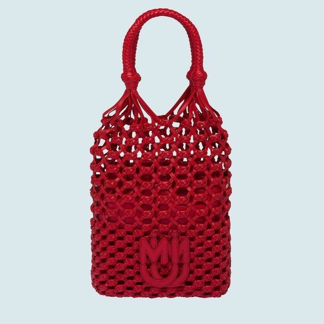 Tendance mode printemps : des sacs aux vêtements, le filet s’impose Sac filet Miumiu - Tendance mode printemps : des sacs aux vêtements, le filet s’impose