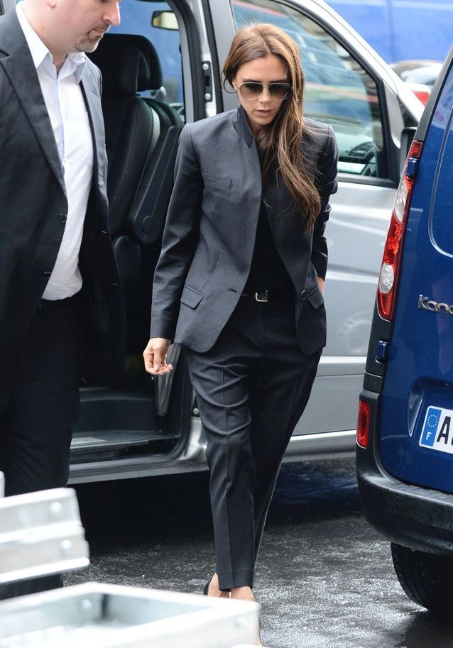 Victoria Beckham en tailleur noir 
