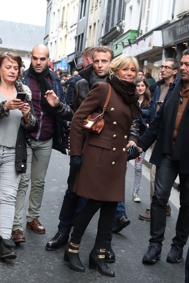 Emmanuel et Brigitte Macron avec les habitants de Honfleur