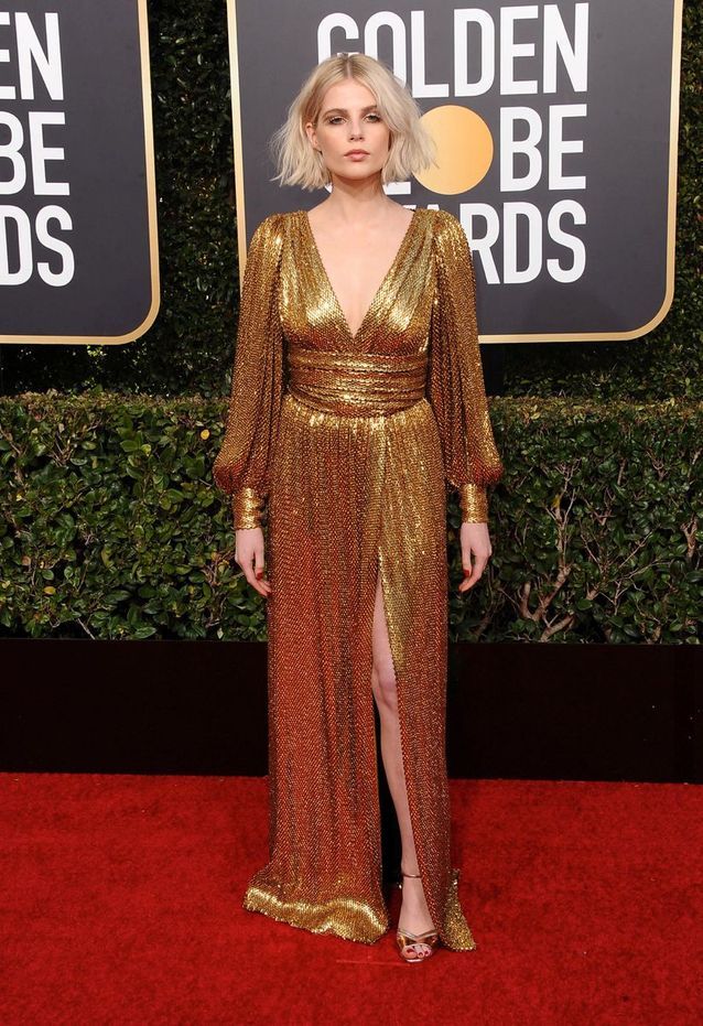 Lucy Boynton en robe décolletée or