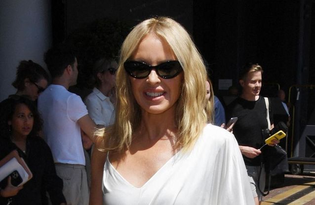 Kylie Minogue, au Festival de Cannes : elle surprend avec une robe blanche asymétrique
