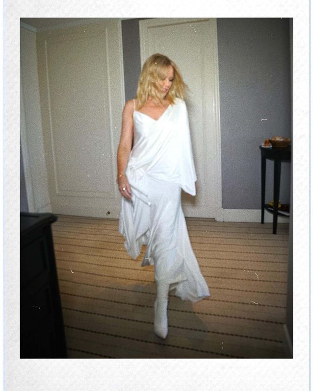 Kylie Minogue en robe blanche