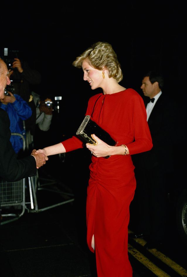 Une robe à fronces rouge