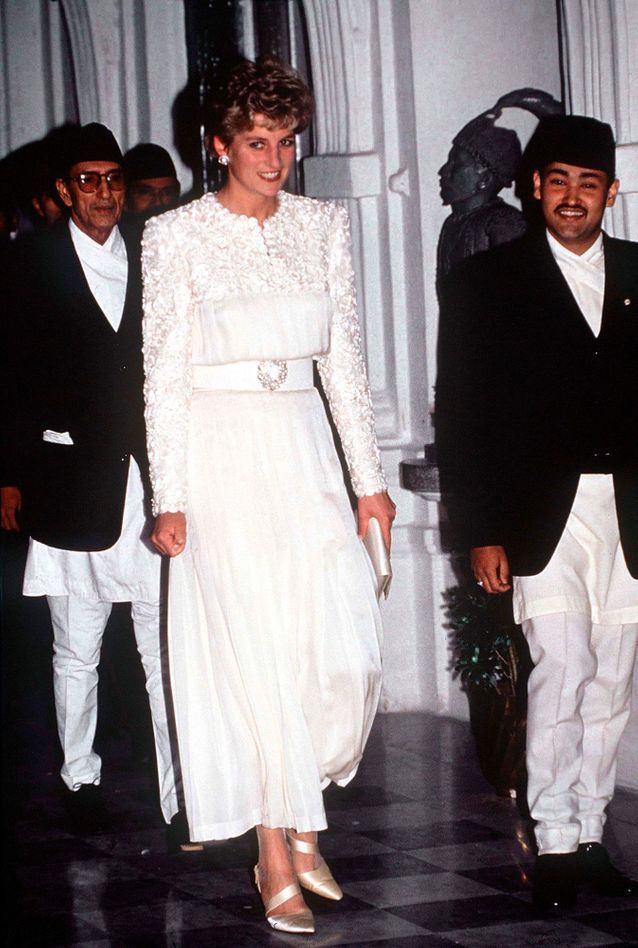 Une robe blanche ceinturée