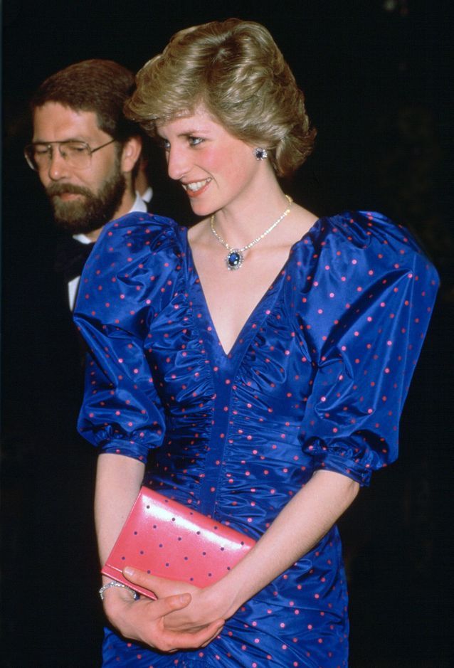 Une robe bleue à pois aux manches bouffantes