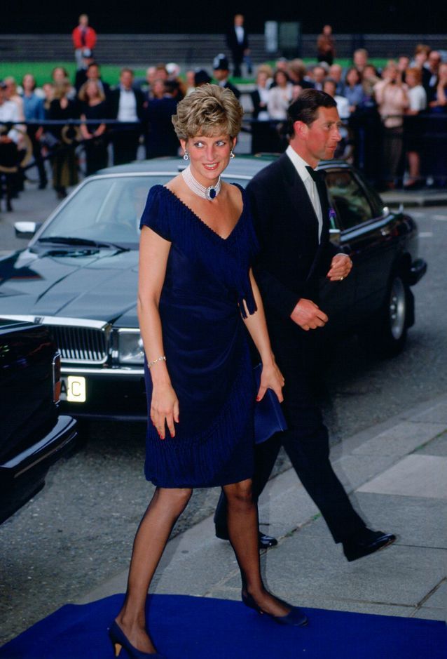 Une robe bleue nuit