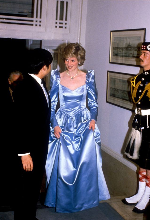 Une robe bleue satinée