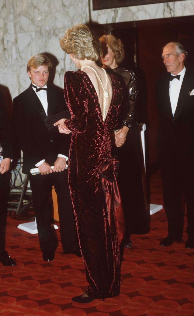 Une robe en velours rouge et un collier en perles