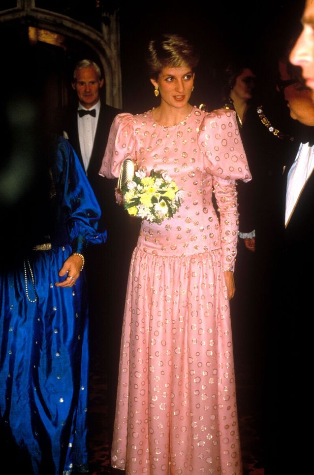 Une robe rose aux détails dorés