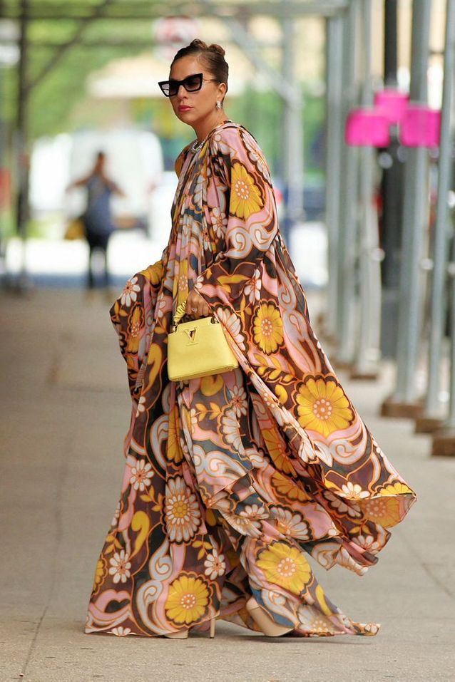 Lady Gaga en robe maxi fleurie et sac Louis Vuitton - Lady Gaga : la reine  des looks extravagants fait de l'été 2021 son terrain de jeu - Elle