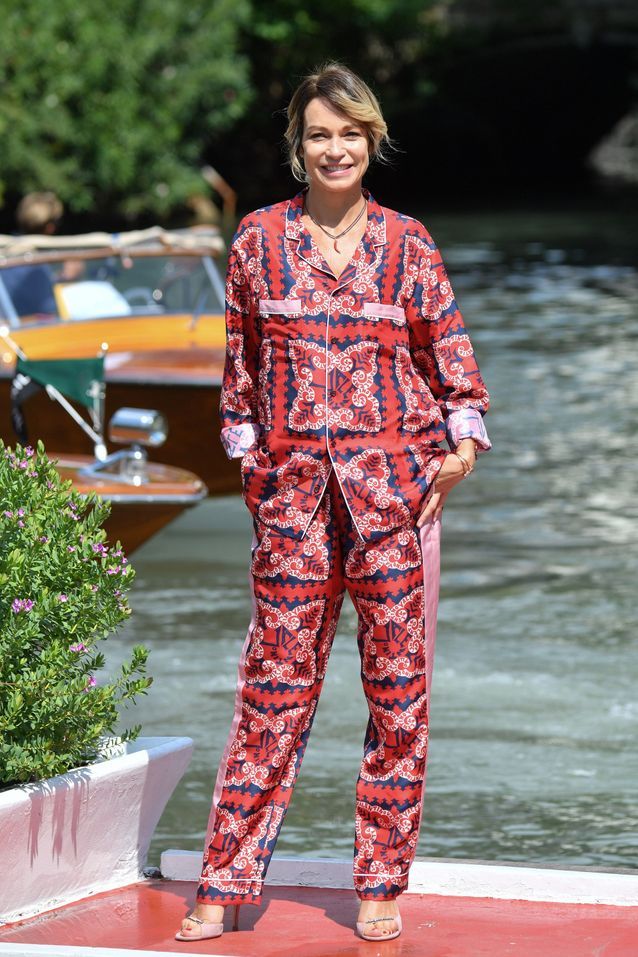 Stefania Rocca arrive à la Mostra de Venise