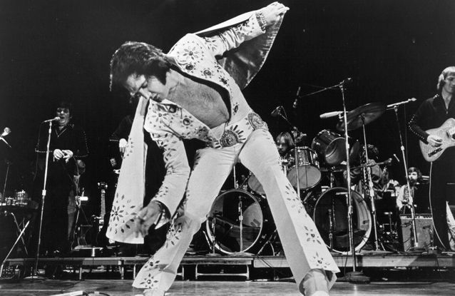 Pantalon pattes d’eph, paillettes… Elvis Presley en 15 looks marquants