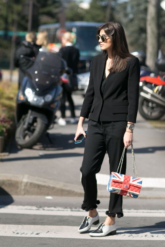 Mode femme casual chic tout en noir avec un blazer noir, un