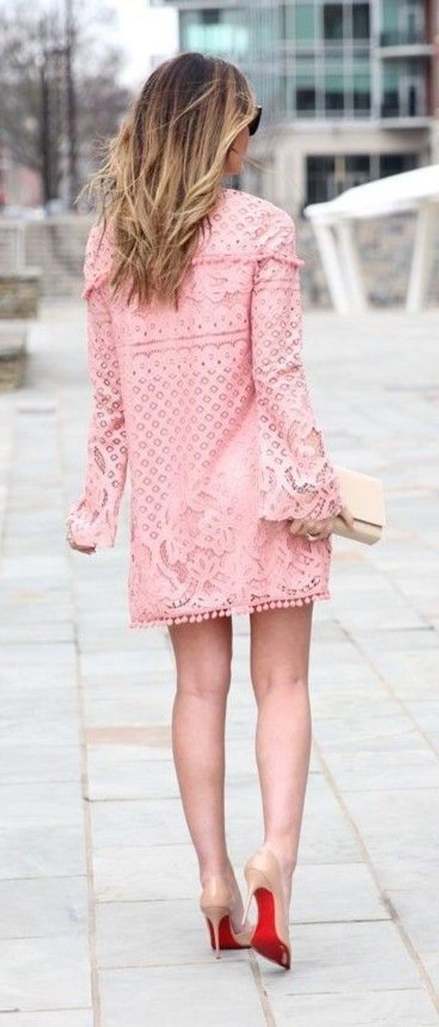 Une robe rose avec des escarpins 
