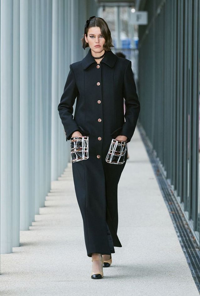 Combinaison à poches en tweed défilé Chanel Métiers d'Art 2021-2022