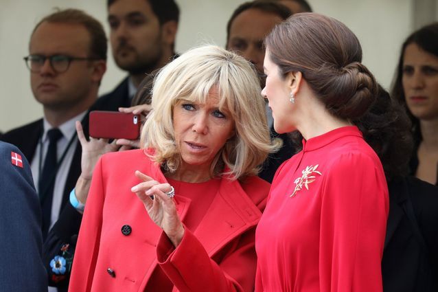 Brigitte Macron : en total look rouge Vuitton, elle fait sensation au Danemark