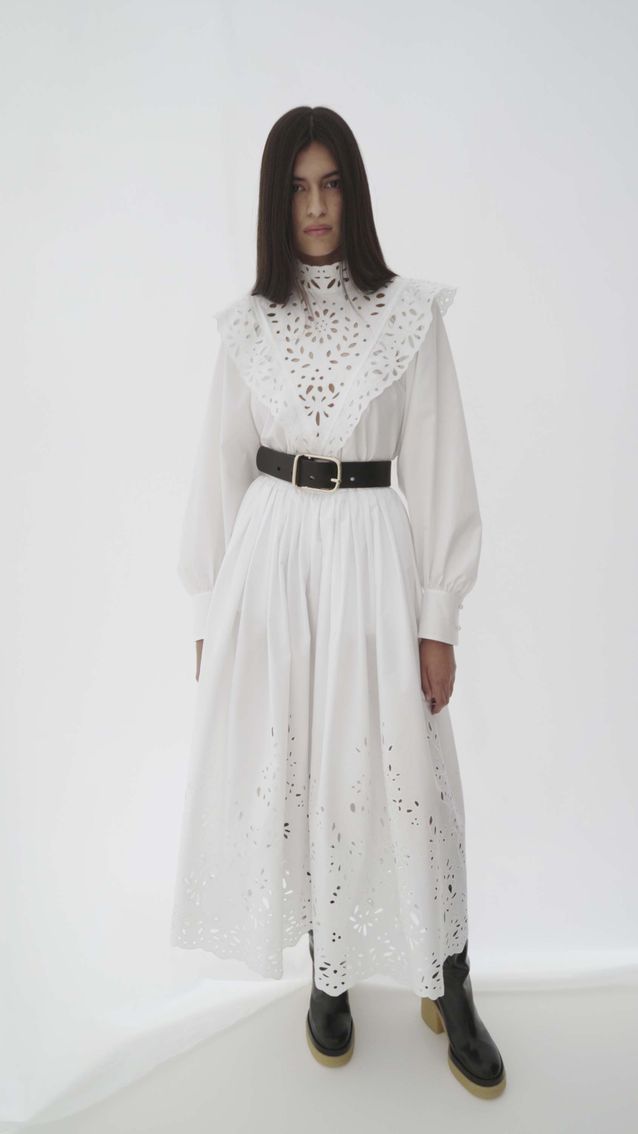 Chloé printemps-été 2022 : 10 looks qui donnent des envies d’évasion Look Chloe en robe blanche a volants - Chloé printemps-été 2022 : 10 looks qui donnent des envies d’évasion