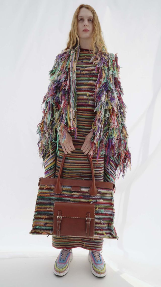 Chloé printemps-été 2022 : 10 looks qui donnent des envies d’évasion Look Chloe manteau en maille multicolore - Chloé printemps-été 2022 : 10 looks qui donnent des envies d’évasion